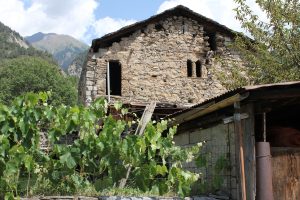 Casaforte Bozel a Villair (Morgex – Valle d’Aosta) lato sud: a qualche metro d’altezza spicca a sinistra un alto e stretto ingresso con gli stipiti in grandi conci ben squadrati di calcare, caricati alla sommità da un grande elemento triangolare della medesima genesi