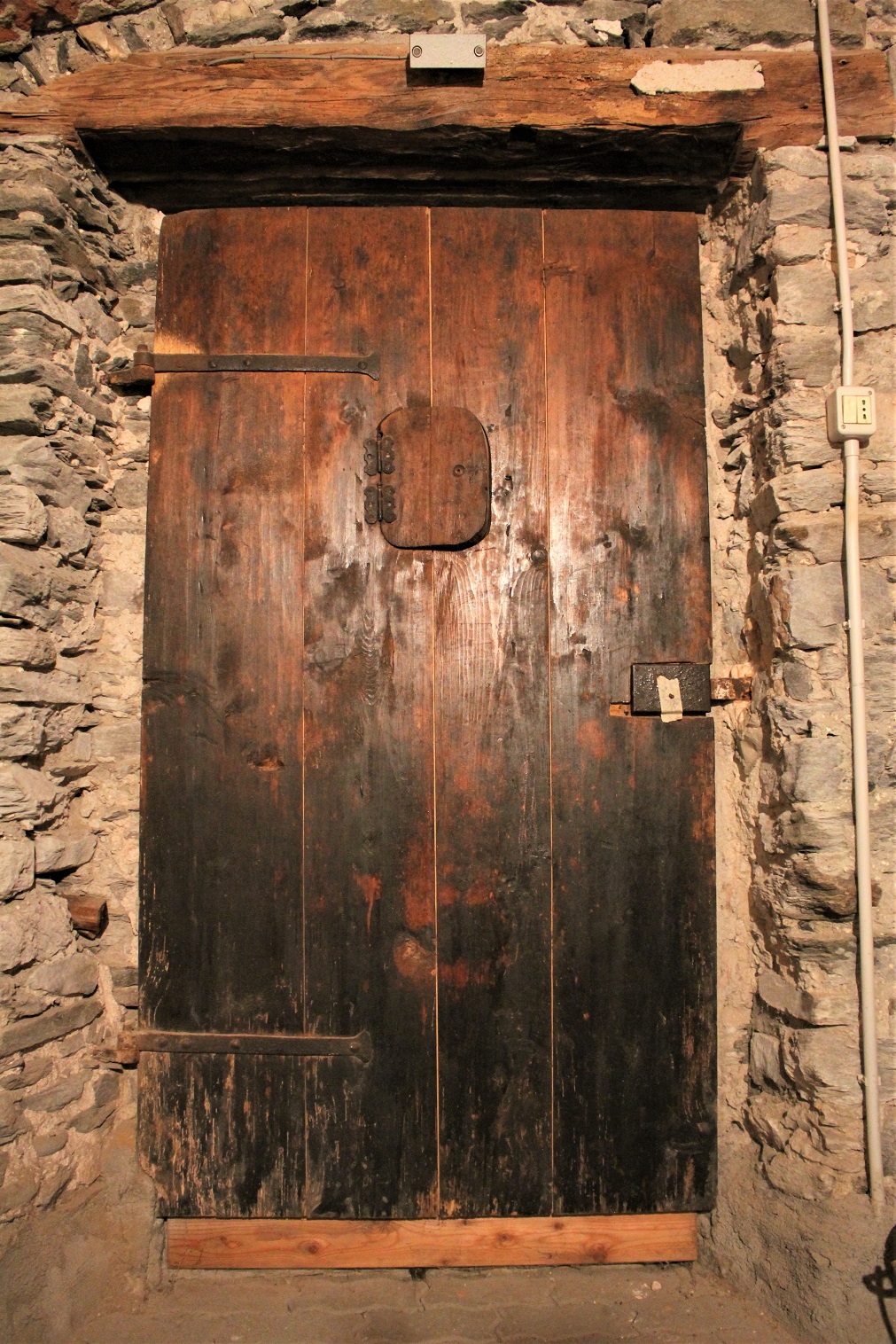 Porta della Cantina della Casa Museo Plassier nel Comune di La Salle in Valle d'Aosta