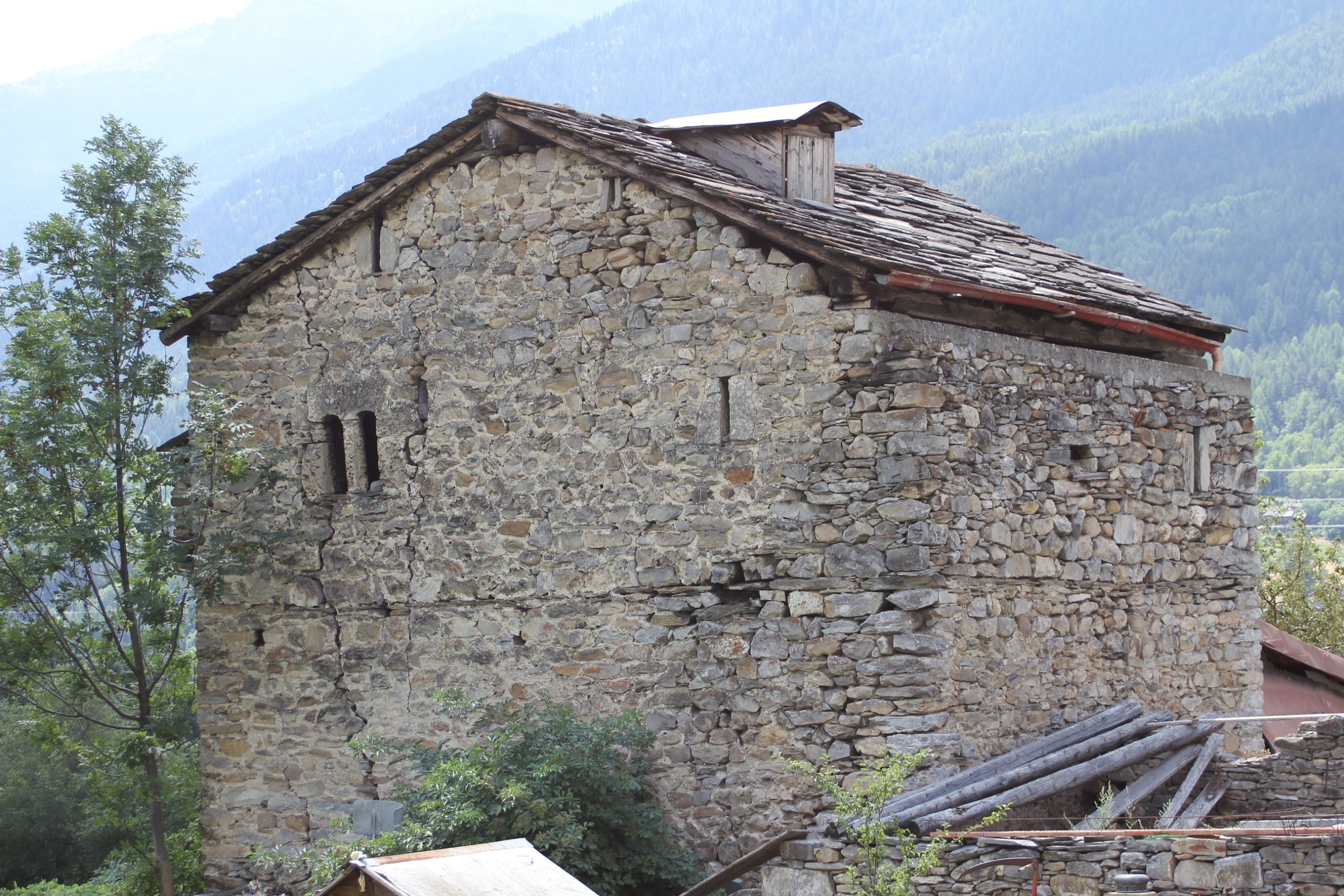 Casaforte Bozel a Villair (Morgex – Valle d’Aosta) lato ovest e nord verso l’alto si notano una “presa di luce” quadrangolare e una feritoia alta e stretta marcata lateralmente da elementi monolitici di pietra spaccata