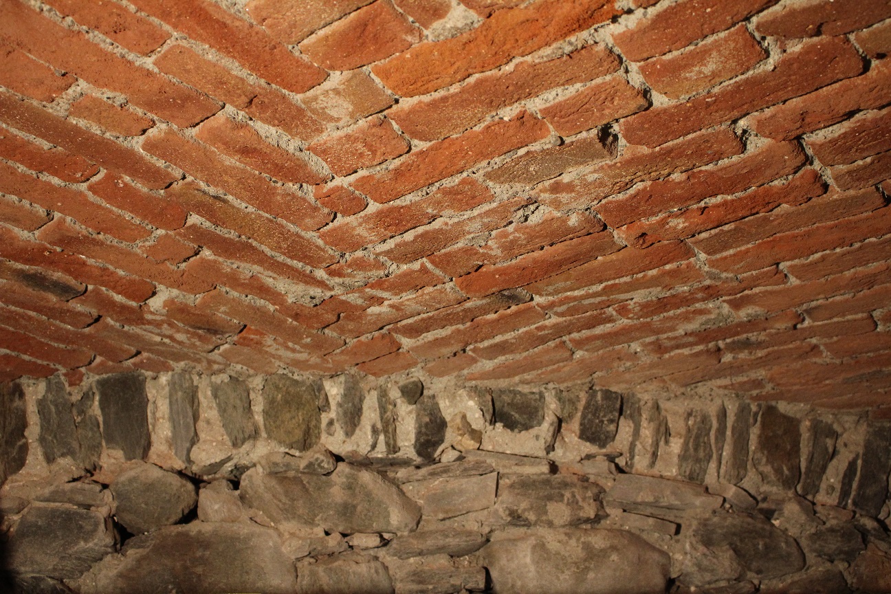 Porta della cantina di Casa Plassier