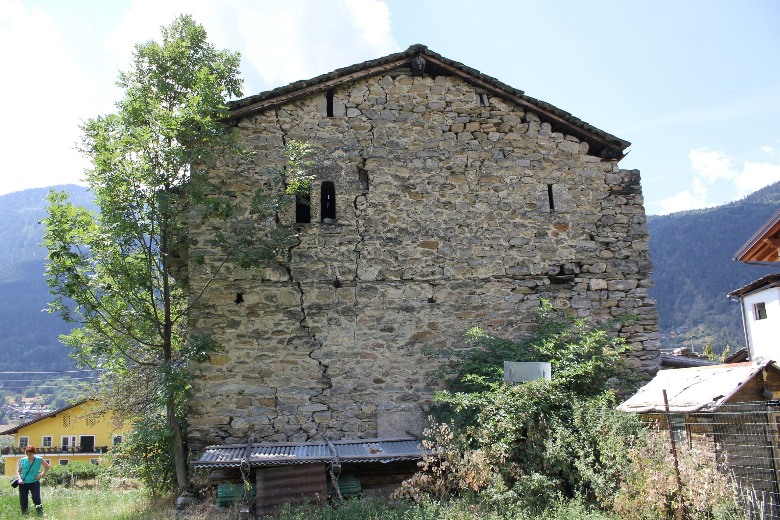 Casaforte Bozel a Villair (Morgex – Valle d’Aosta), lato nord: alla sinistra abbiamo una bella bifora composta da quattro elementi di pietra calcarea poggianti su un piano in lastre di pietra scistosa, analoga alla precedente. A destra vi è una ben marcata feritoia mentre superiormente vi sono altre due feritoie, più piccole e interessate da un chiaro rifacimento della parete. 