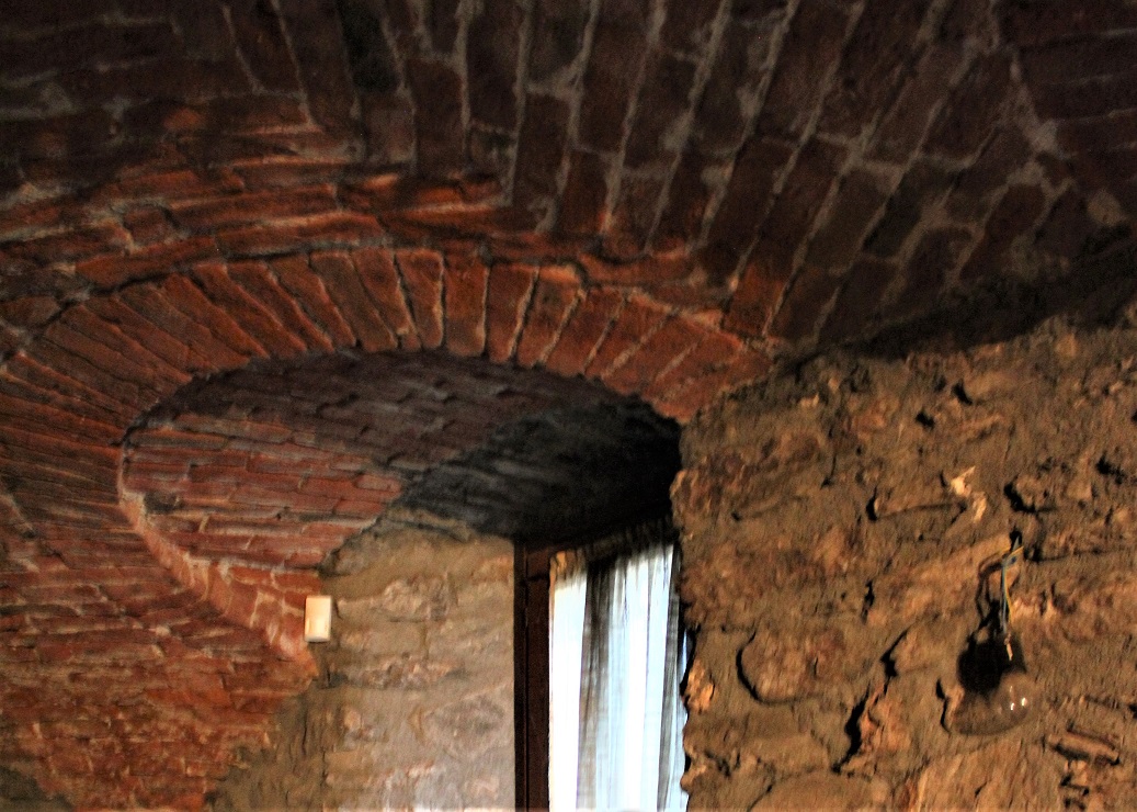 Dettaglio della finestratura della cantina della Casa Museo Plassier nel Comune di La Salle in Valle d'Aosta