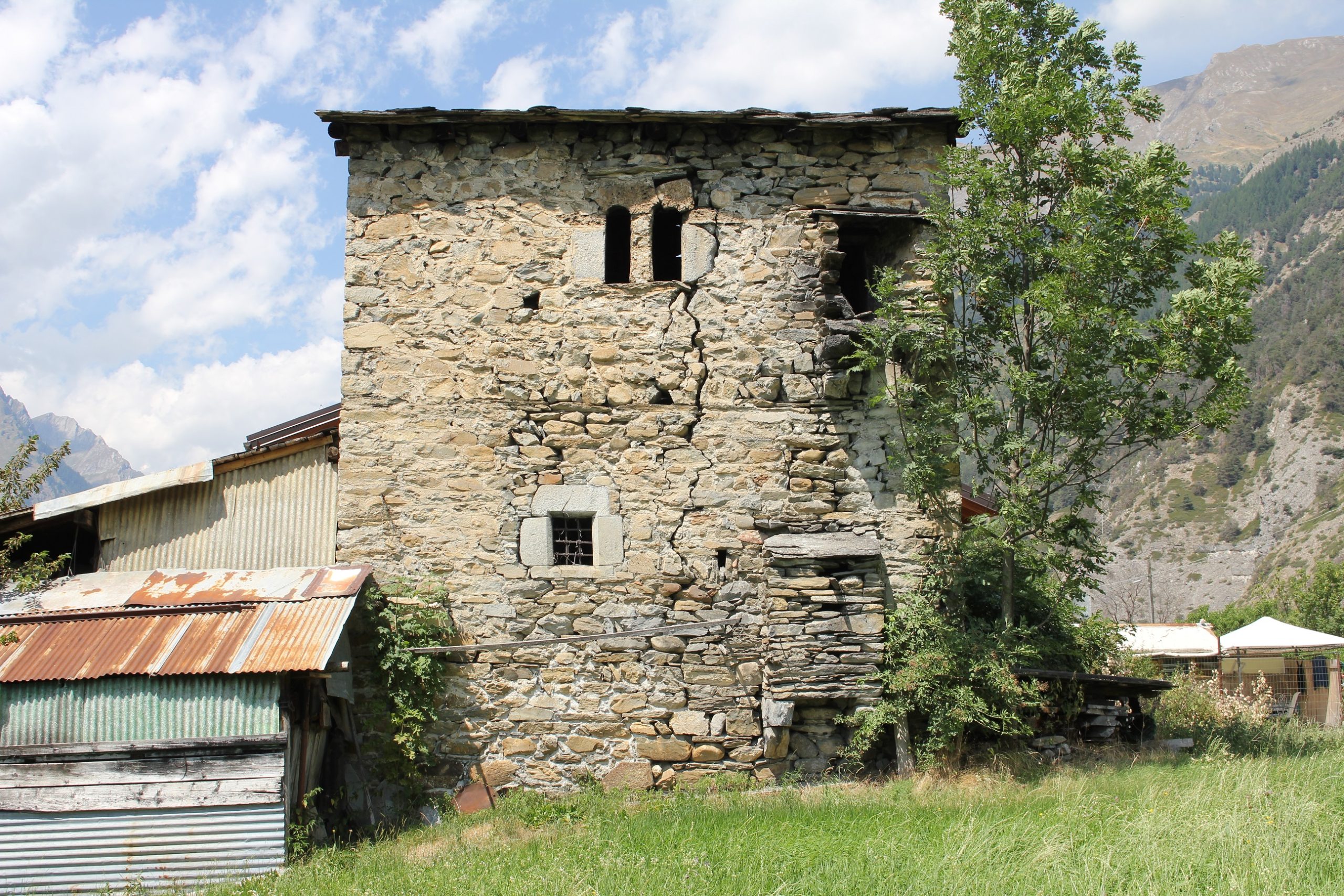 Casaforte Bozel a Villair (Morgex – Valle d’Aosta), lato est: al di sopra del “marcapiano” e al centro della facciata vi è una bella bifora analoga alle precedenti, composta da elementi di pietra calcarea e due elementi di pietra grigia che parrebbero di reimpiego, poggianti su un piano in lastre di pietra scistosa