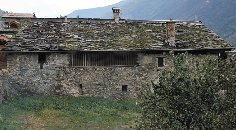 La Salle in Valle d'Aosta: imponente finienile che confina con la proprietà della Casa Museo Plassier