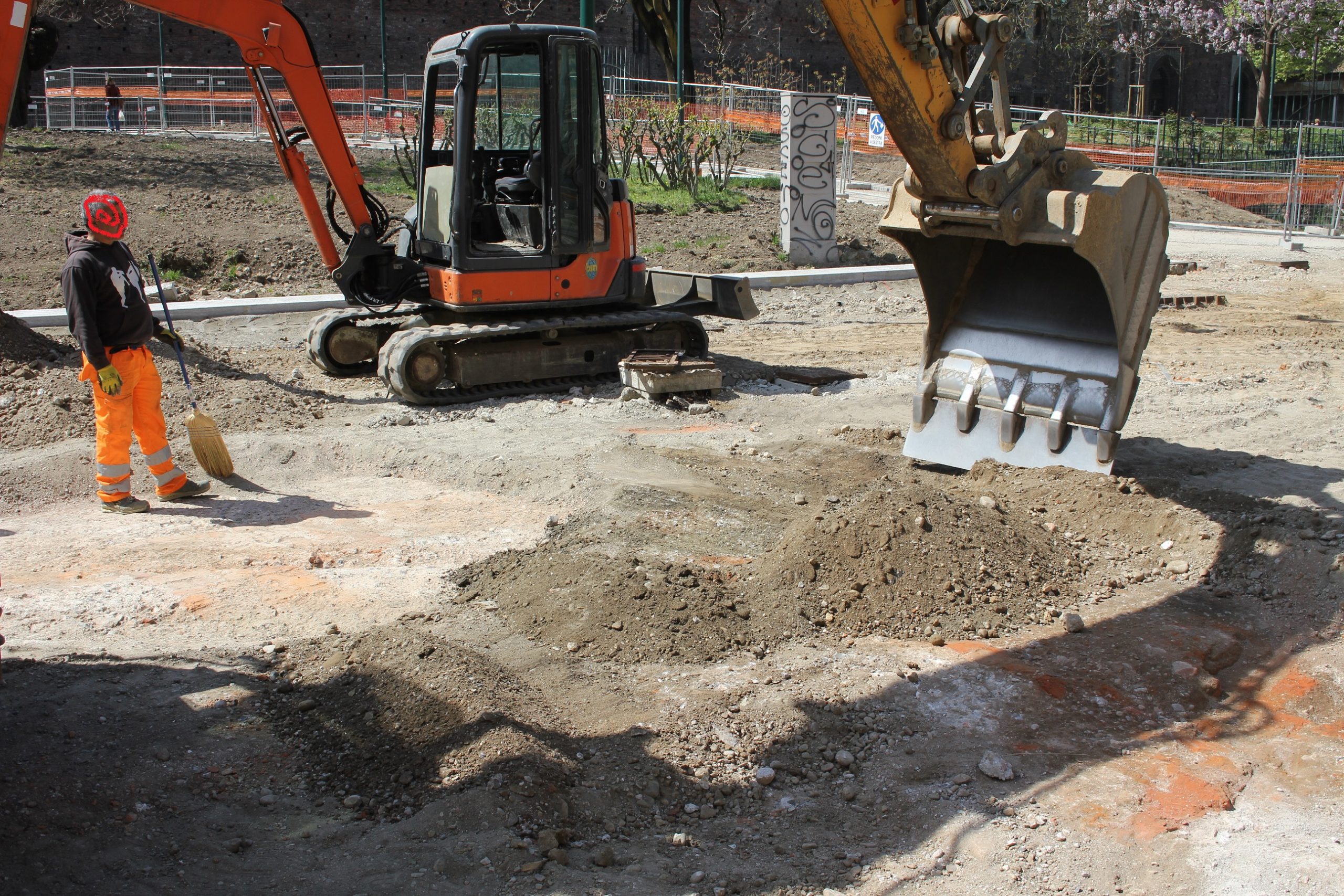 Non è uno scavo archeologico ma lo scoperchiamento proditorio della architetture rinascimentali in Piazza Castello a Milano