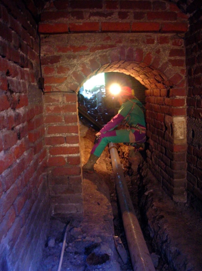 Tubi fognari occludono l'accesso ai sotterranei del torrione sforzesco