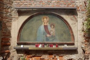 “Madonna del Grembiule”.