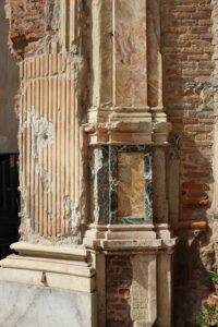 La chiesa è stata bombardata la notte tra il 13 e il 14 agosto da aerei inglesi.