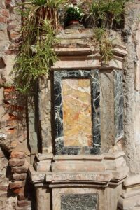 Dettaglio dei resti della parete di destra della cappella.