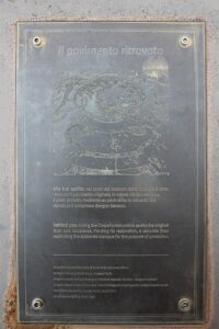 Targa metallica posta a ricordo del recente restauro
