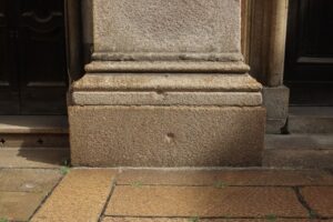 Chiesa di Santa Maria alla Porta a Milano: tracce della guerra.